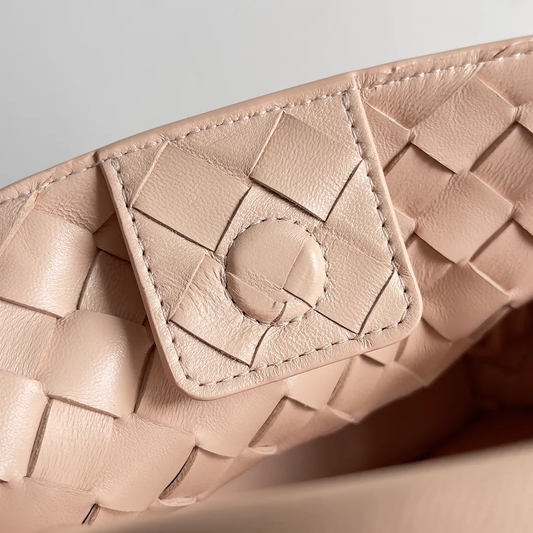 The 2023 new Andiamo batch of 1860 BV has been shipped‼ ️Really popular🔥The new Andiamo woven handbag launched by Bottega Veneta this season is really popular all over the world! ! Celebrities at home and abroad have worn it, and Oscar-winning actress Michelle Yeoh has taken it out on the street. Song Jia, Trai Yara, Yu Feihong, Sanji Ayaka, Rosie Hunting-Whiteley, Yoshioka Riho, etc. have all picked up this bag. It is classic and versatile, showing off its temperament, and the bag capacity is also large, which is very convenient for daily commuting! ! A variety of carrying methods, the shoulder straps can be adjusted by yourself, the original lambskin feels soft and delicate, and the neutral style is made to break gender boundaries and bring a more practical and longer-lasting use experience. Andiamo, which has both elegant and casual styles, perfectly interprets the true appearance of "fashionable old money style". Style number: 743568 Size: 25*22*10.5cm